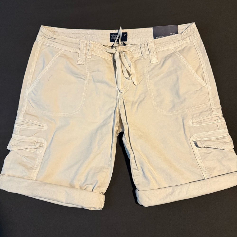 NWT American Eagle Outfitters Light Tan Cargo Shorts